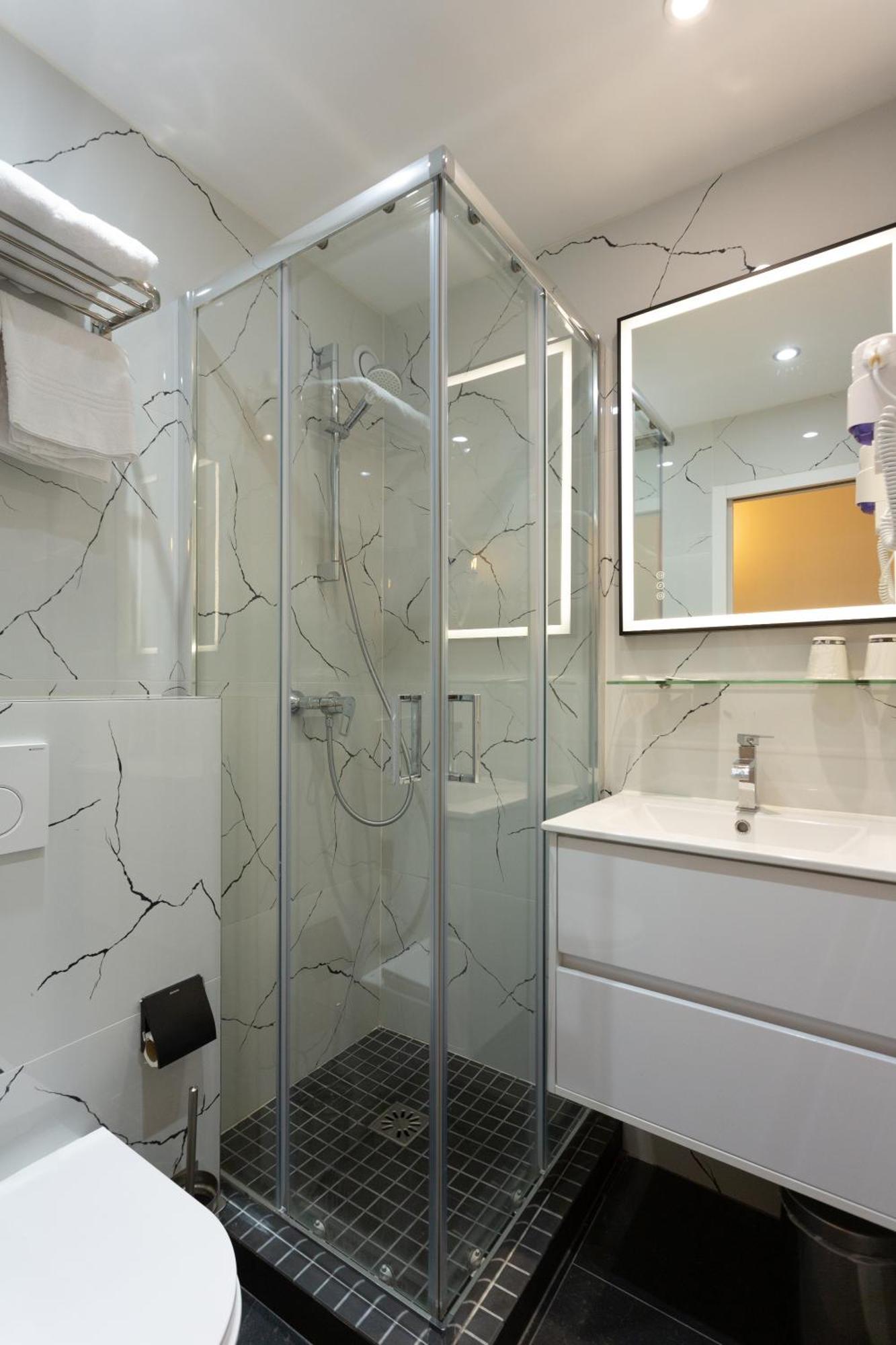 Hotel Leonard De Vinci 75011 Paris