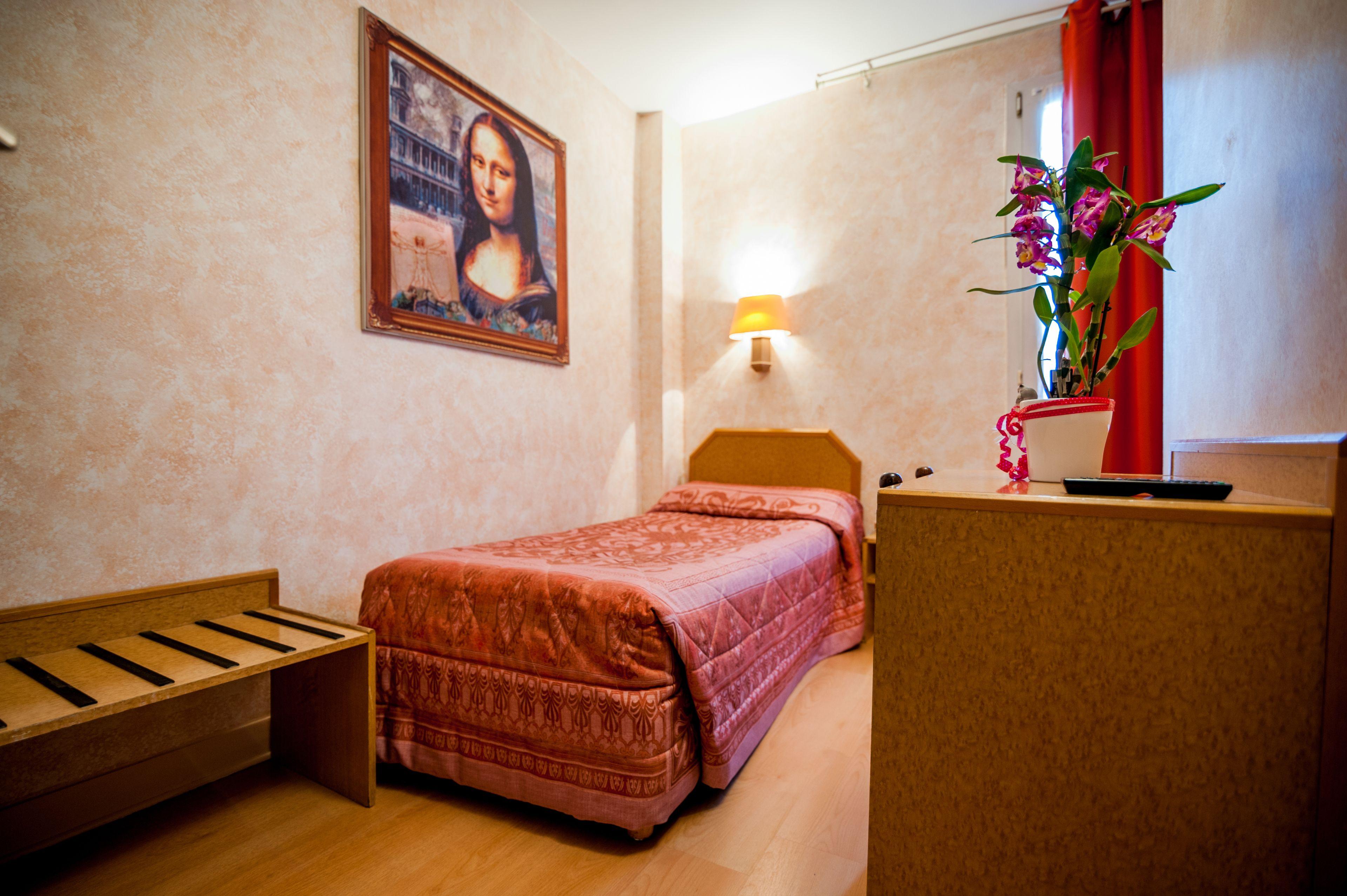 Leonard De Vinci 75011 Hotel Paris