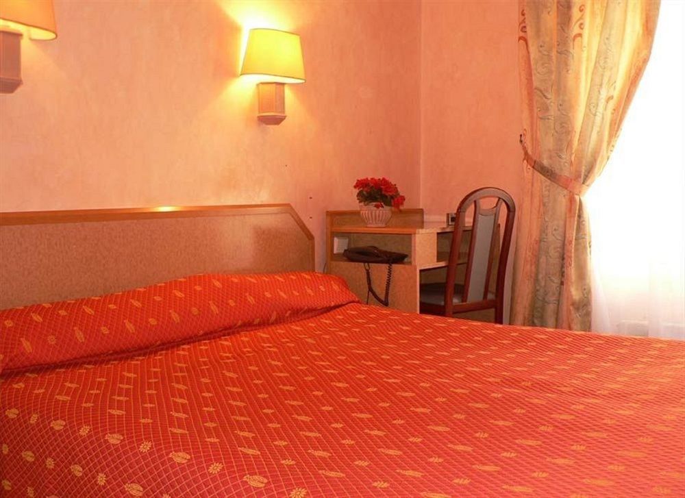 Leonard De Vinci 75011 Hotel