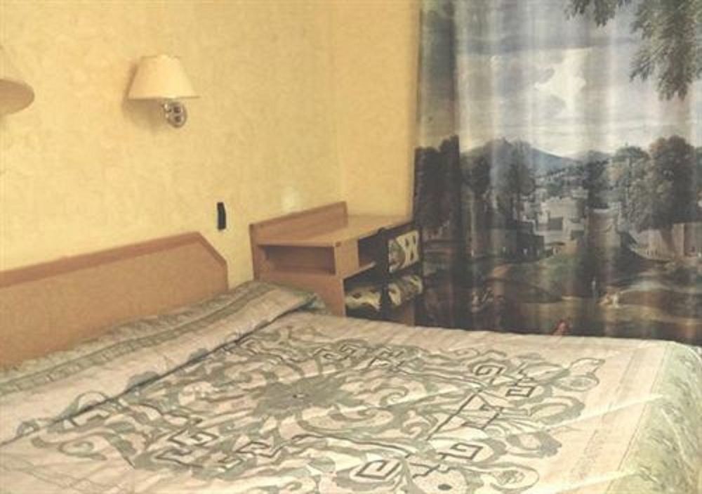 Leonard De Vinci 75011 Hotel 2*